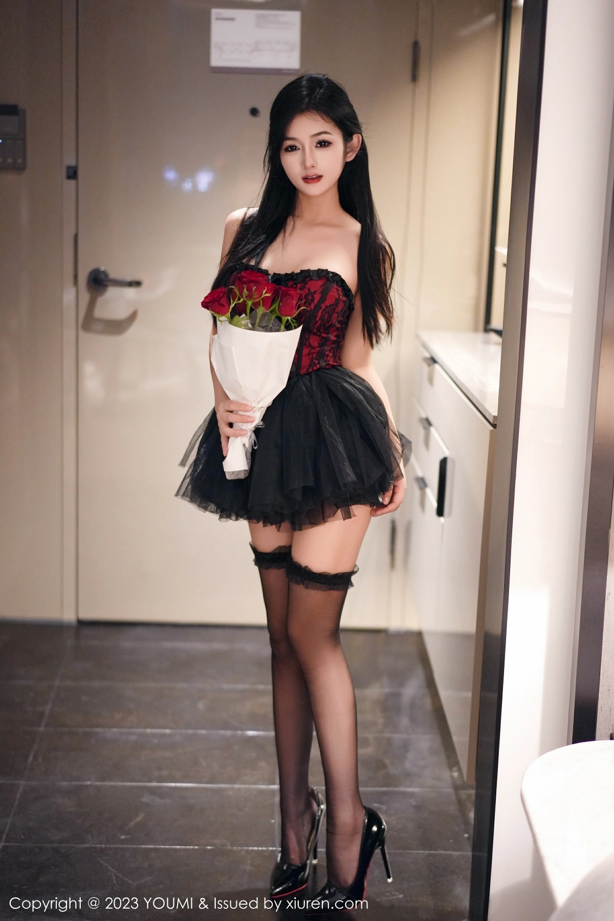 [YOUMI尤蜜荟] 2023.10.10 VOL.991 谭小灵 黑丝露肩情趣服饰 性感写真 [74+1P]