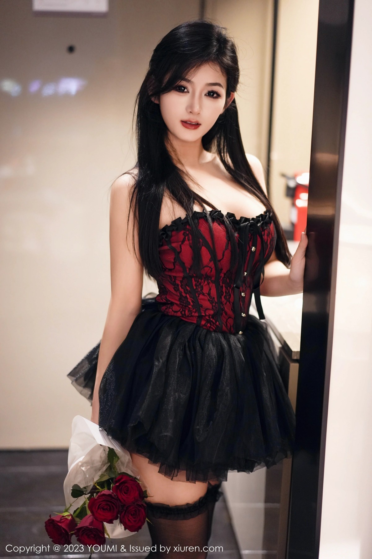 [YOUMI尤蜜荟] 2023.10.10 VOL.991 谭小灵 黑丝露肩情趣服饰 性感写真 [74+1P]