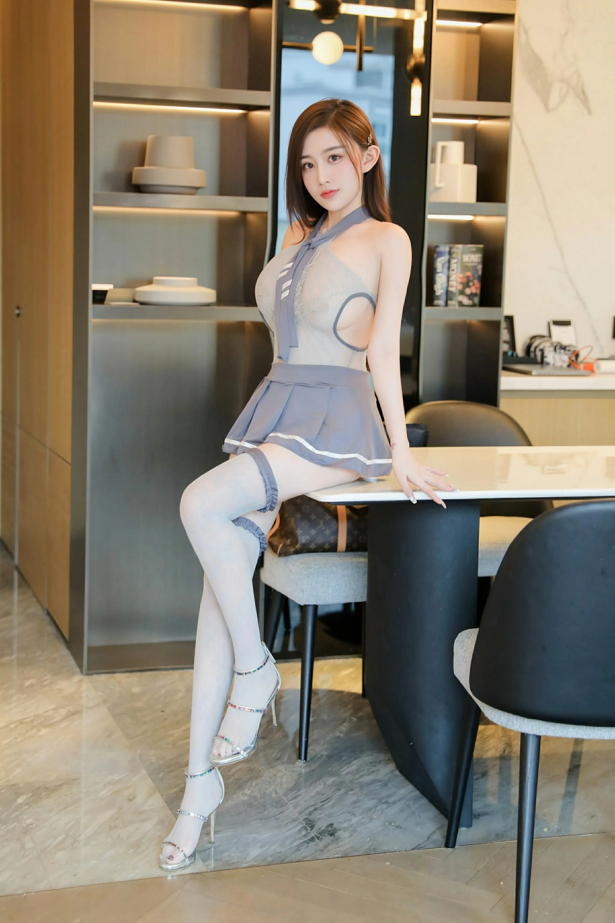 [XiuRen秀人网] 2025.06.06 No.10375 奶油猫呀 灰色情趣服饰 灰色丝袜 性感写真 [76+1P]