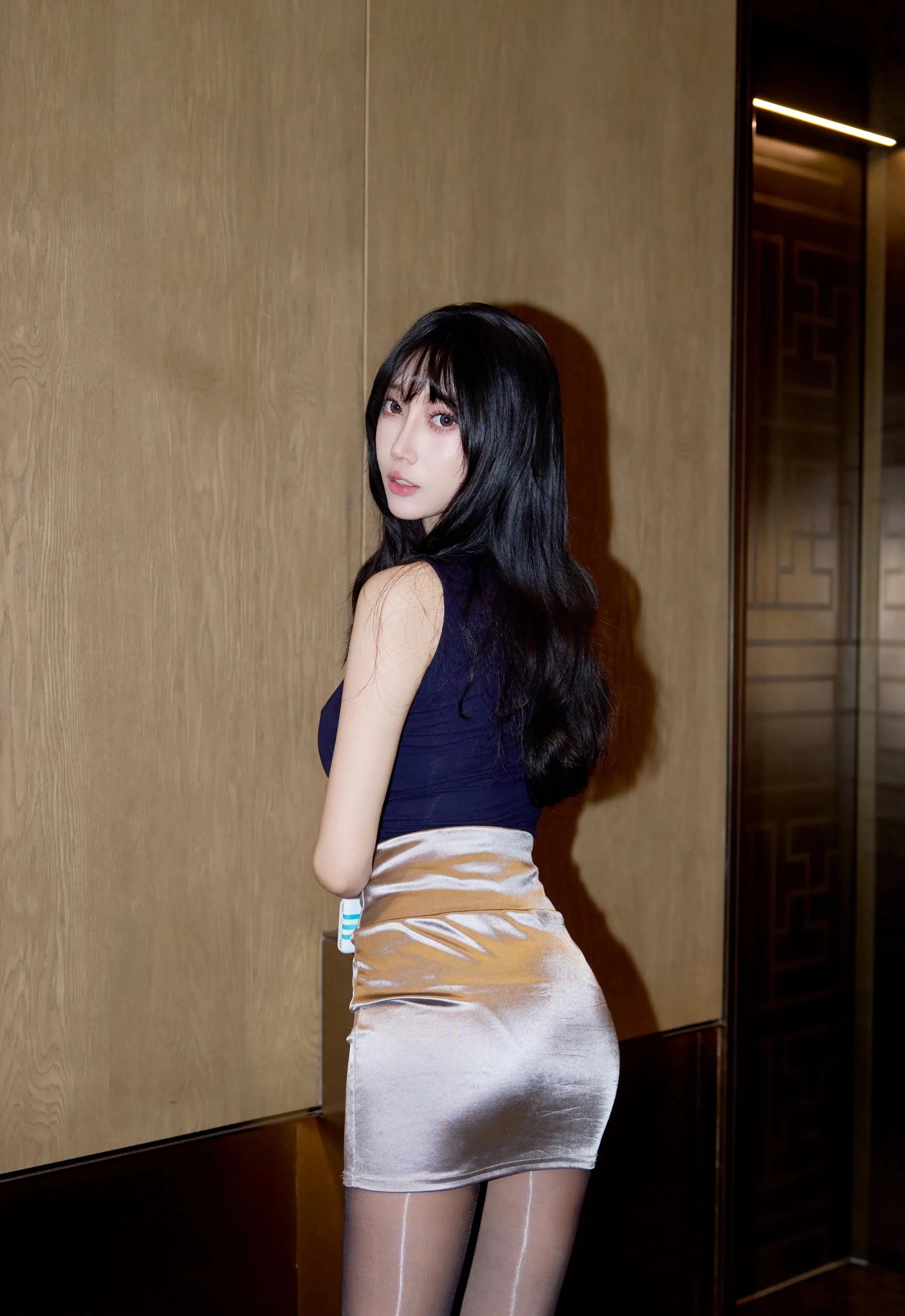 [XiuRen秀人网] 2025.10.20 No.10890 玥儿玥er 性感深色OL服饰 魅惑黑丝 上海旅拍写真 [72+1P]