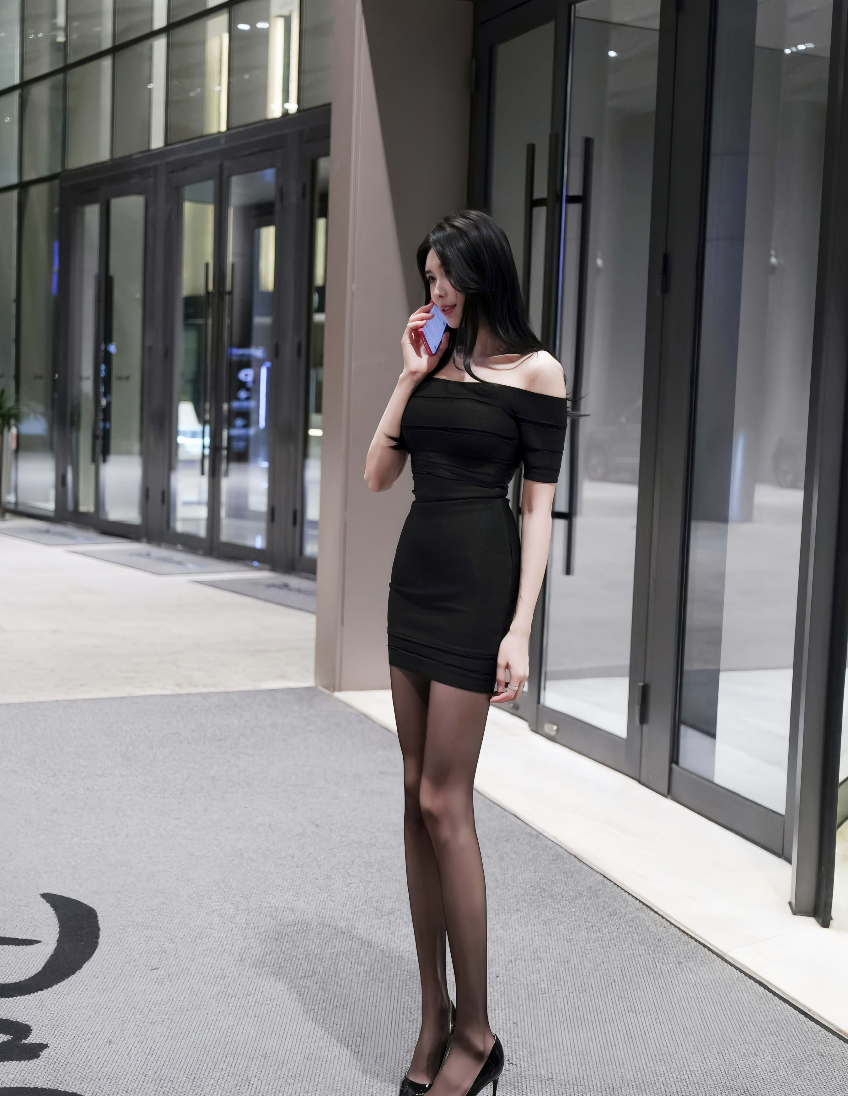 [XiuRen秀人网] 2025.11.04 No.10942 椰汁糯米姬 黑色连衣短裙 性感写真 [53+1P]