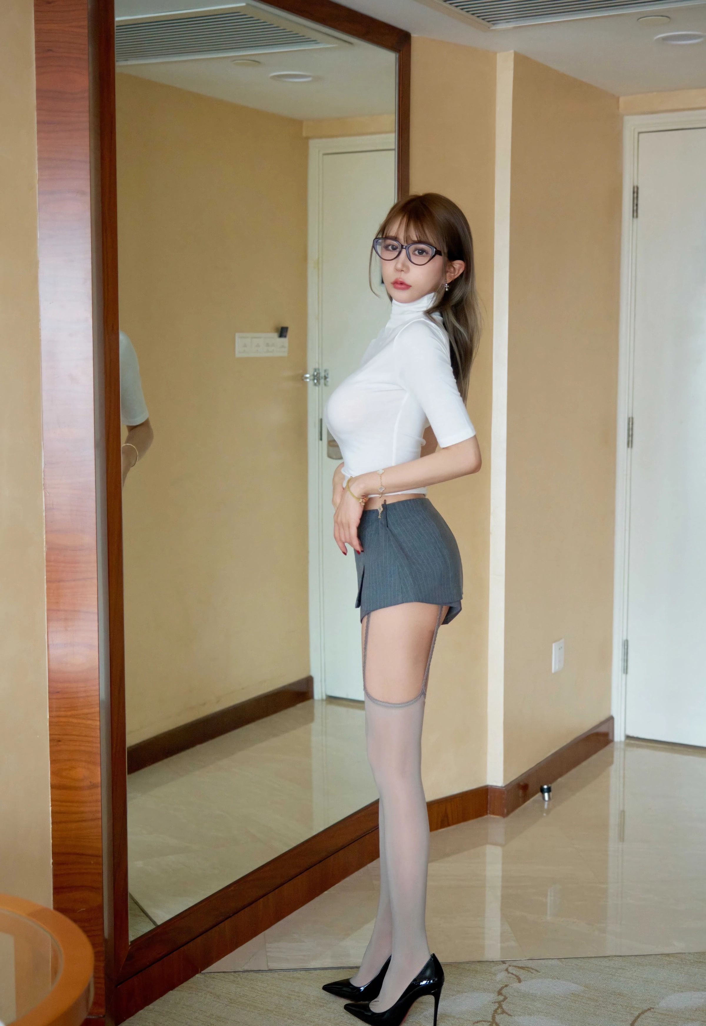 [XiuRen秀人网] 2025.11.04 No.10946 Zoe柚柚 OL服饰 灰色丝袜 性感写真 [73+1P]