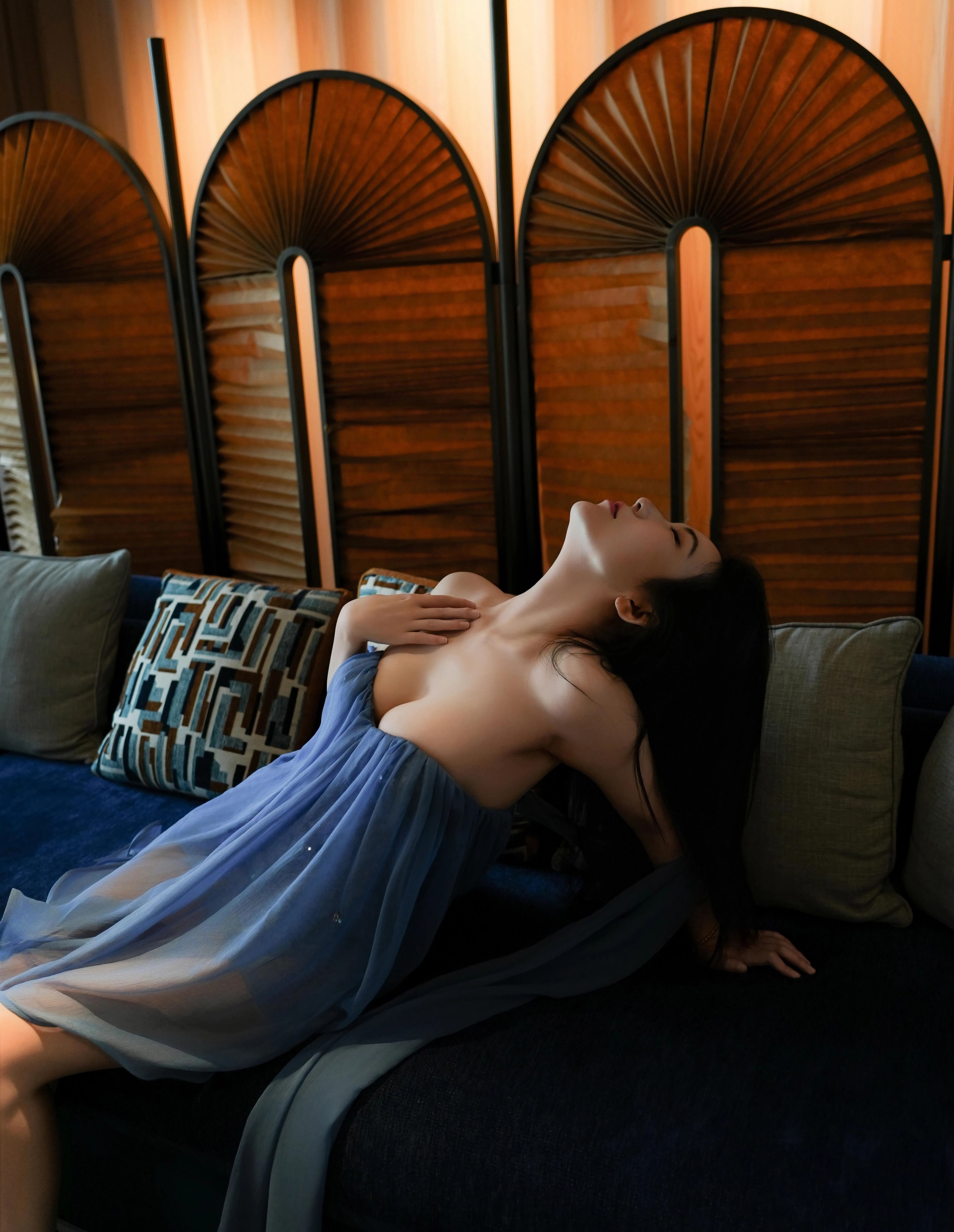 [XiuRen秀人网] 2025.11.14 No.10988 烧烧小桃 蓝色连衣短裙 性感写真 [52+1P]