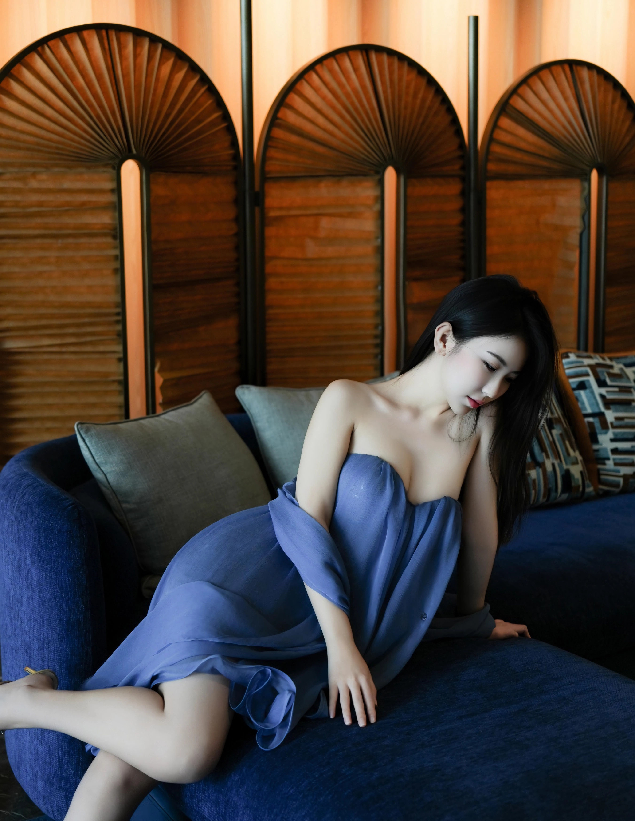 [XiuRen秀人网] 2025.11.14 No.10988 烧烧小桃 蓝色连衣短裙 性感写真 [52+1P]