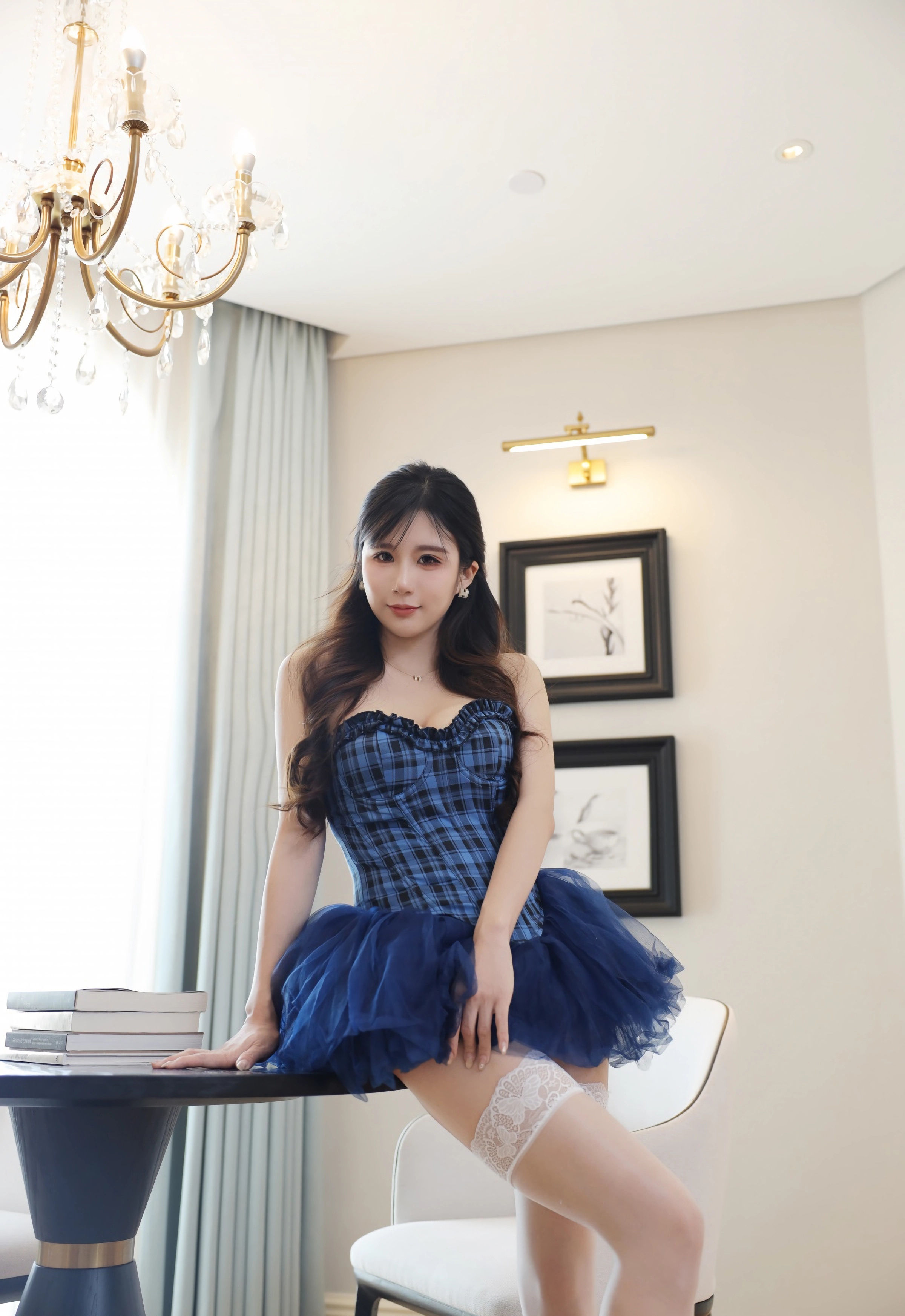 [XiuRen秀人网] 2025.11.14 No.10990 小肉肉咪 蓝色蓬蓬裙 白色丝袜 性感写真 [68+1P]