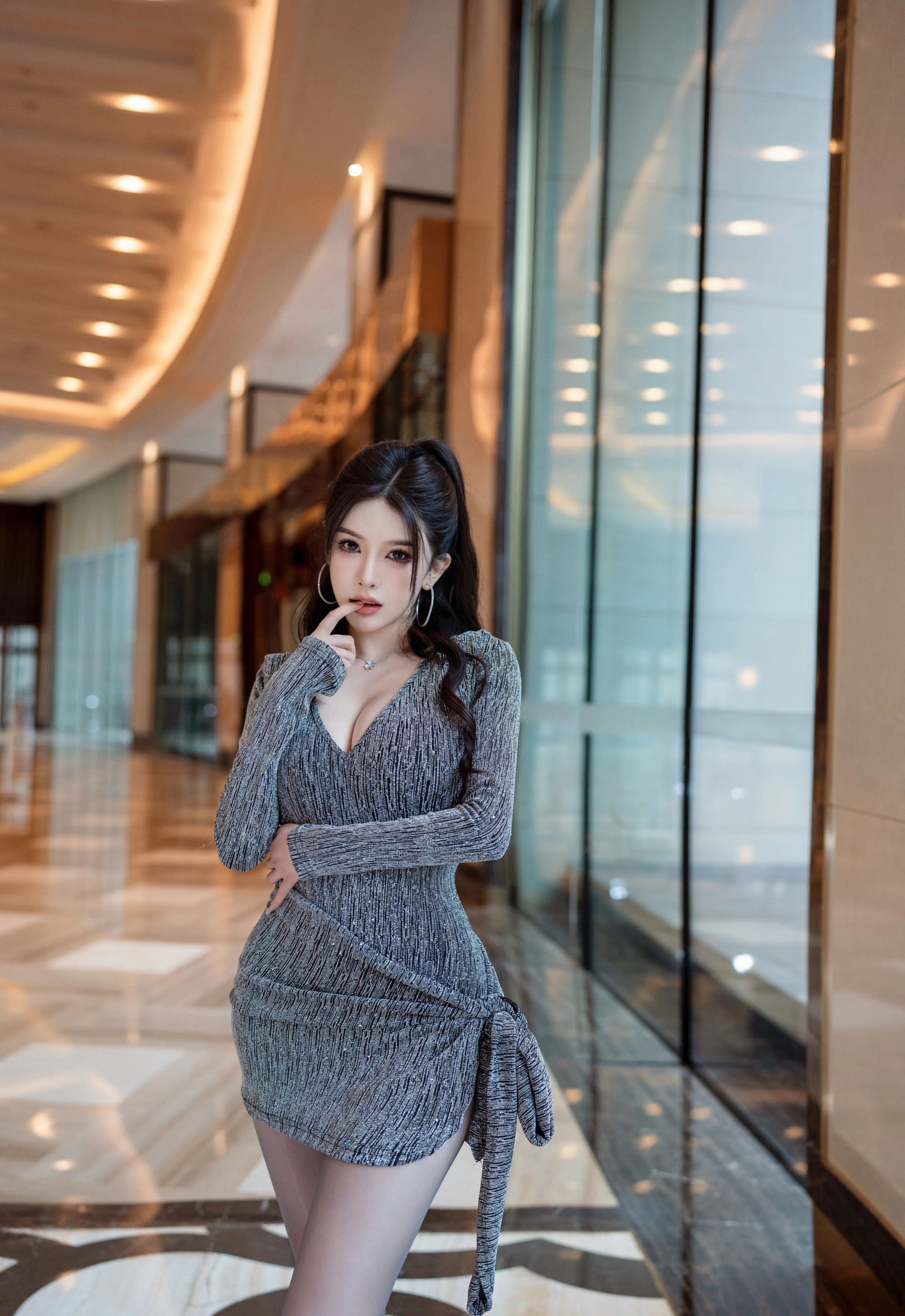 [XINGYAN星颜社] 2025.11.14 VOL.427 李丽莎 灰色连衣短裙 灰色丝袜 性感写真 [71+1P]