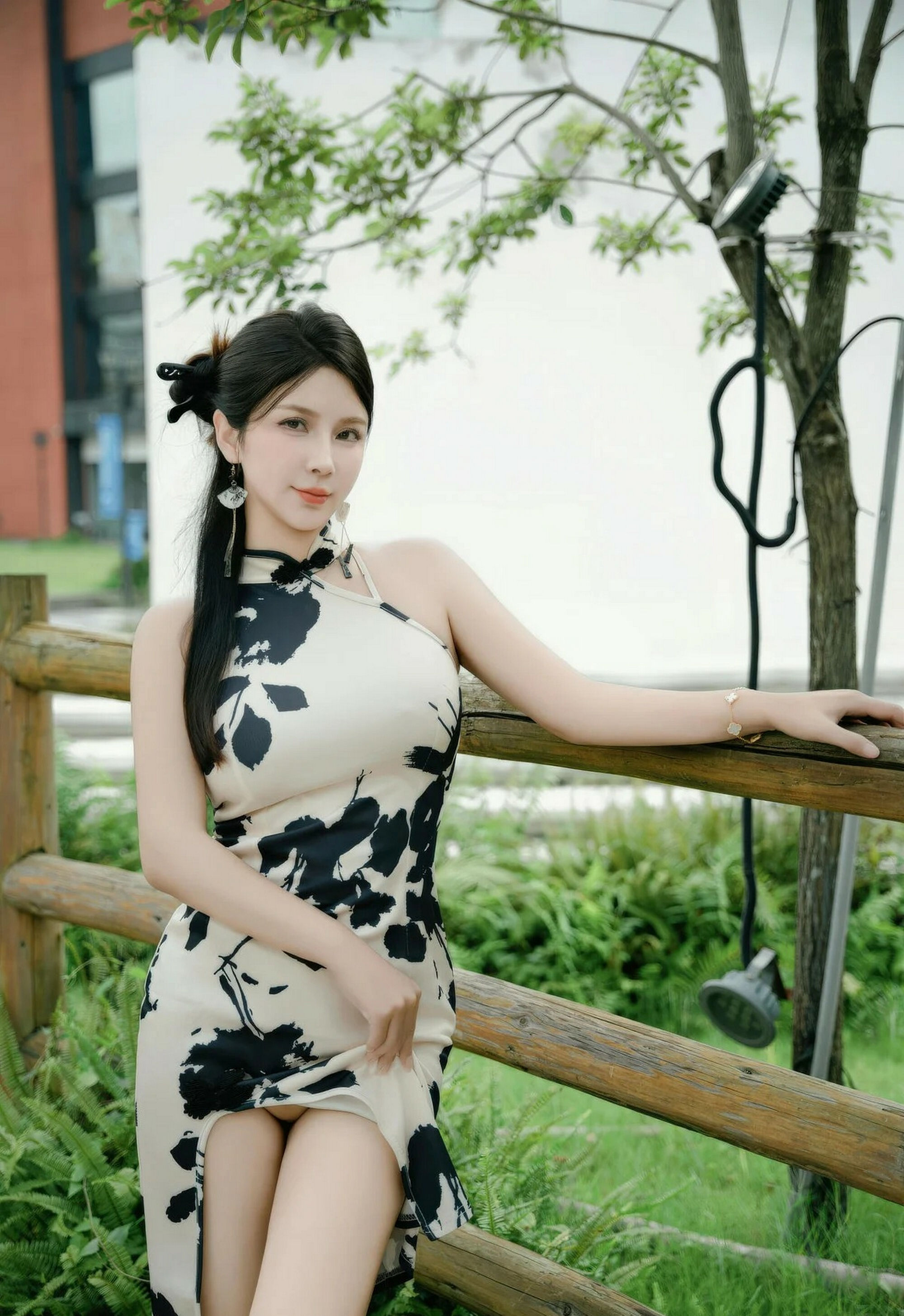 [XiuRen秀人网] 2025.11.14 No.10989 小蛮妖Yummy 白色旗袍 白色丝袜 性感写真 [70+1P]