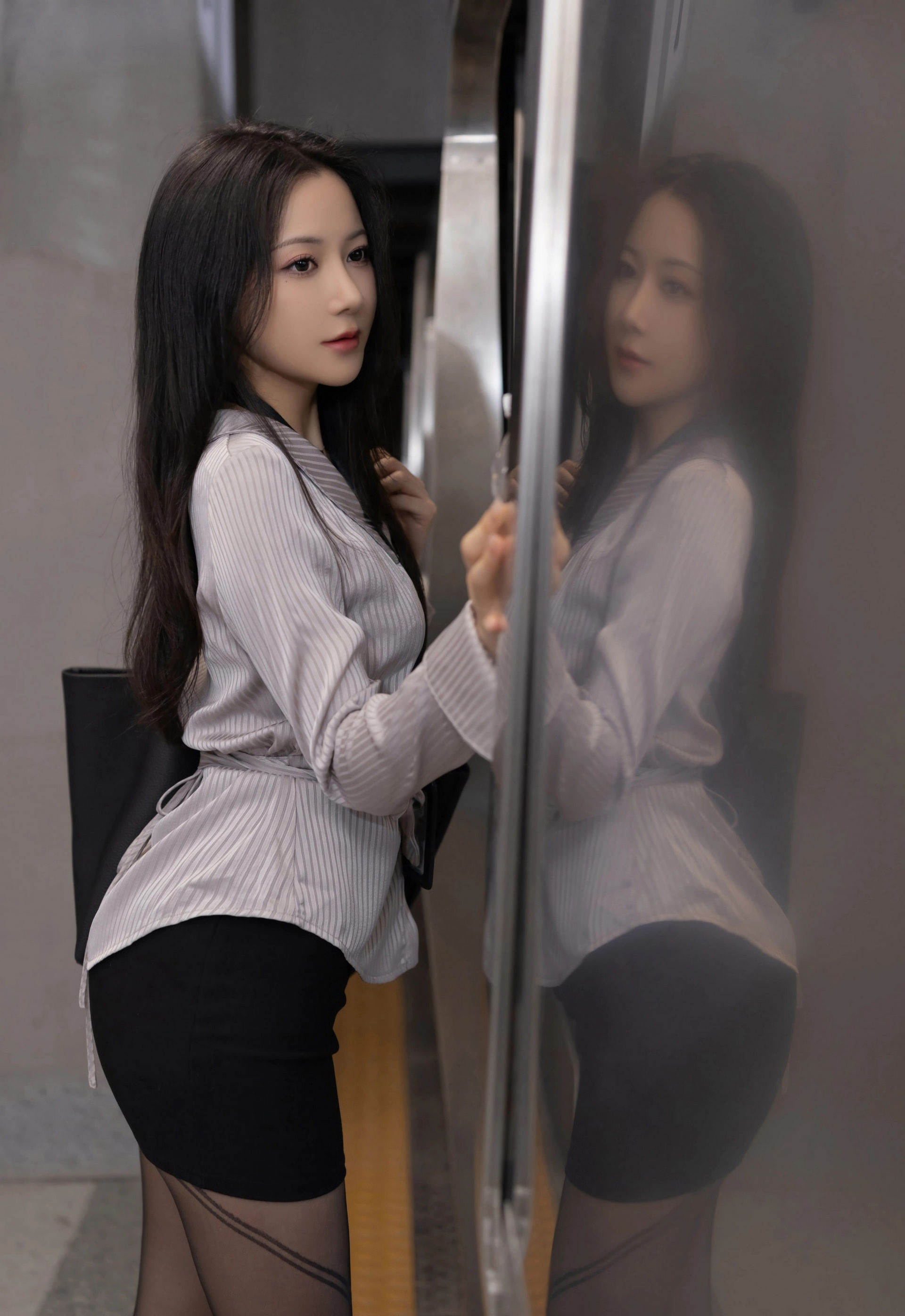 [XiuRen秀人网] 2025.12.31 No.11186 鱼子酱Fish 性感OL服饰 魅惑黑丝 珠海旅拍写真 [78+1P]