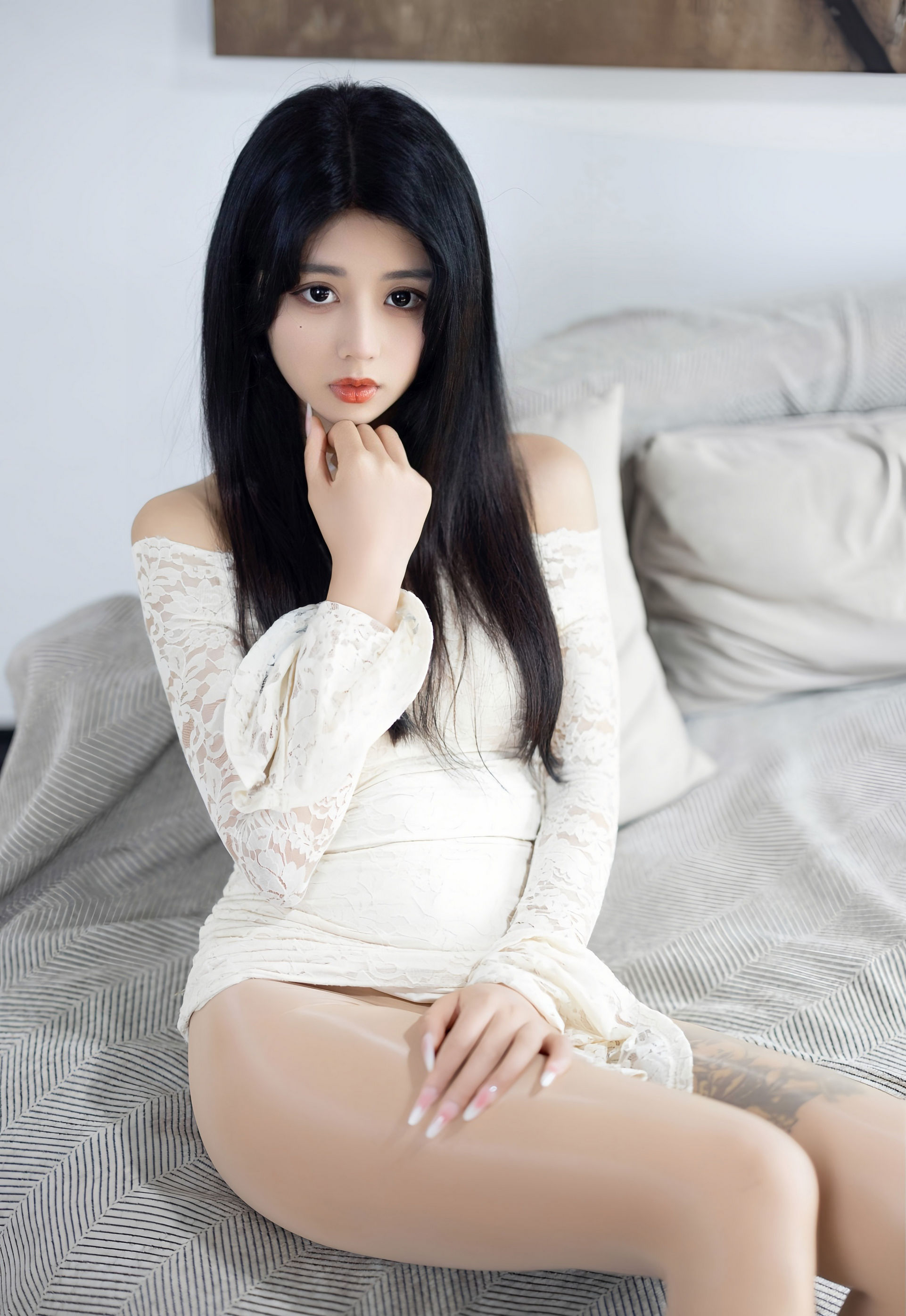 [XiuRen秀人网] 2026.01.21 No.11255 姜冉冉_Renee@ 白色连衣短裙 诱人肉色丝袜 性感写真 [75+1P]