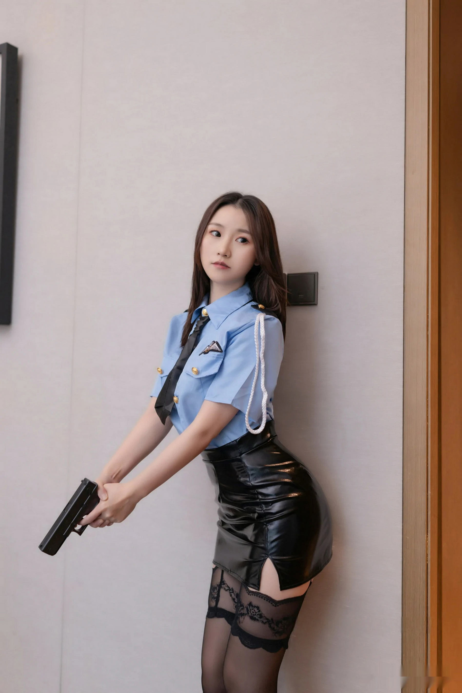 [秀人内购] 杏子 诱人私拍福利 捕获女警